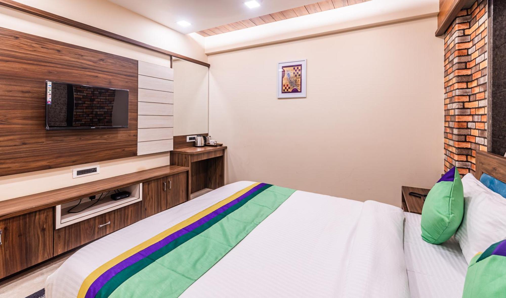 Lemon Wood Suites Пуна Экстерьер фото
